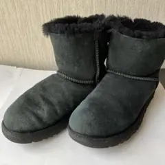 【鑑定済格安】アグ UGG ムートンブーツ 23cm 黒 バックリボン 訳あり品のサムネイル
