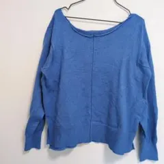 青いオフショルダー長袖ニットセーター 切りっぱなし風