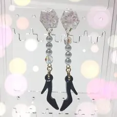 hand made❤︎雪の結晶と黒いハイヒール リバーシブル ノンホールピアス