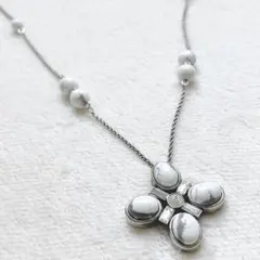 ホワイト合成石とイミテーションダイヤのペンダント ネックレス