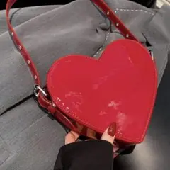 ハート型レッドショルダーバッグ