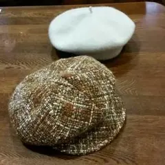 クリケットの帽子とイーハイフンのベレー帽です。