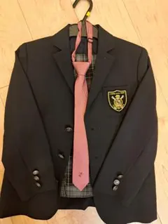 COMME CA ISMスーツ130cm 赤ネクタイ エンブレム付き