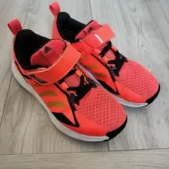 ①adidas オレンジスニーカー