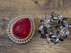 赤いペアシェイプと花ブローチセット