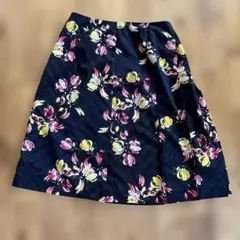 バナナリパブリック　花柄 フレアスカート ブラック ひざ丈のサムネイル