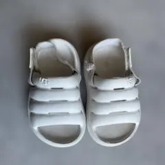 ホワイト ベビーサンダル ストラップ付き