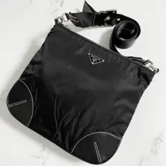 PRADA　プラダ　ショルダーバッグ　ナイロン　斜め掛け　ブラック　三角ロゴ