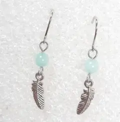 天然石とフェザーの小さな春ピアス　ブルーアマゾナイト