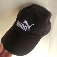 PUMA ブラック キャップ 刺繍ロゴ入り　男児のサムネイル