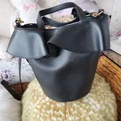 フリル付き黒かごバッグ