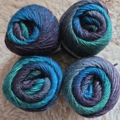 ウール100%　毛糸4玉　編み物　グラデーション　緑　青　黒