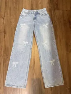 FOREVER 21 リボン柄 ストレートデニムパンツのサムネイル