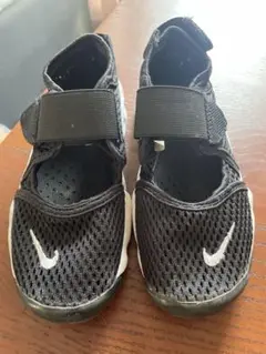 美品キッズNike ブラック メッシュシューズ