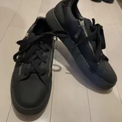 ZARA ジッパー付きブラックスニーカー