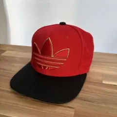 adidas キャップ トレフォイル 赤 黒 ゴールド ロゴ 刺繍 調整可