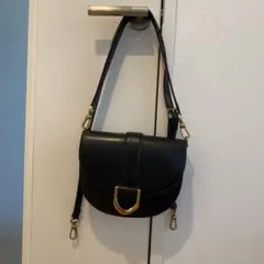 CHARLES & KEITH ショルダーバッグ　ガビーヌサドルバッグ 美品のサムネイル