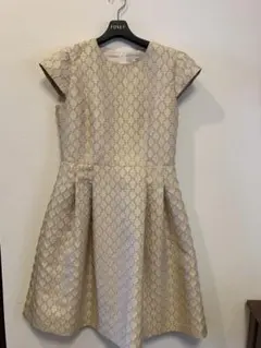 エンボス加工 ベージュ Aラインドレス38