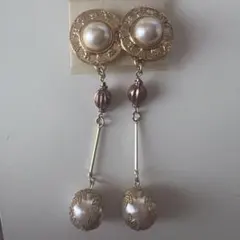 736. パールと金色装飾のロングイヤリング