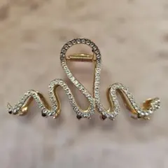 波状デザインの金色ヘアクリップ