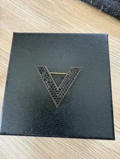 V型ブローチ