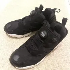 美品　Reebok ポンプフューリー スニーカ 黒 品番V65750　23.5