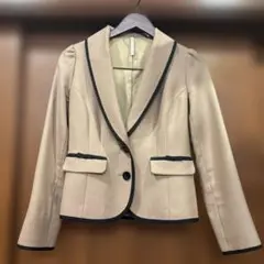 ベージュ ジャケット 黒トリミング