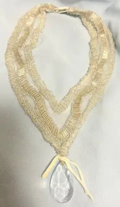 新品未使用ベージュのレースに ビーズのハンドメイドのネックレス　超レア美品です。