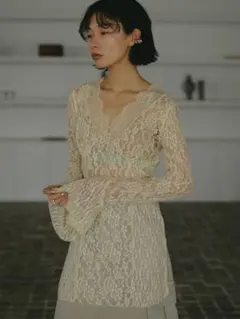 【新品タグ付き】AMERI COMBINATION LACE TOPアイボリーのサムネイル