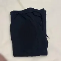 黒いジョガーパンツ