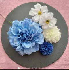 ロイヤルブルーのダリアに白とブルーのピンポンマムとジニアの髪飾り