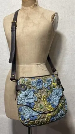 【美品】デコブランシェ　ショルダーバッグ　レザー　花柄　牛革　京香 美品】デコブランシェ ショルダーバッグ レザー 花柄 牛革 京香 - メルカリ