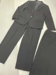 アンタイトルの黒パンツスーツ、スカートは新品