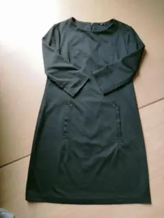 ユニクロ黒の七分袖膝丈ワンピース