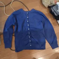 青色ボタン付き長袖カーディガン
