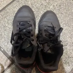 ジッパー付きブラックスニーカー