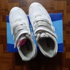 超軽量スニーカー　23.5cm