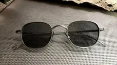 シルバーオーバル型サングラス ブラックレンズ