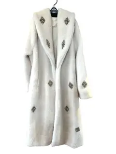 装飾付きホワイトボアロングコート