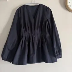 COS Vネック　ペプラムブラウス　ネイビー38サイズ