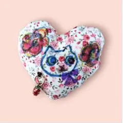 花柄ハート型猫ブローチ　ハンドメイド