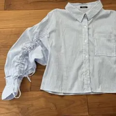 袖シャーリング　ショート丈ストライプブラウス