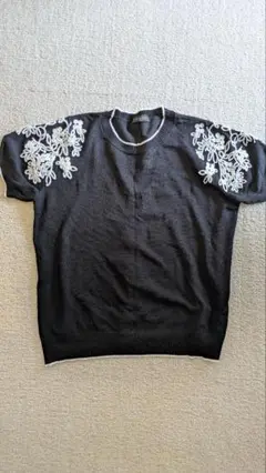 TRUBE 黒×白刺繍　半袖ニット