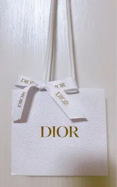 Diorのホワイトショップ袋、リボン付きのサムネイル
