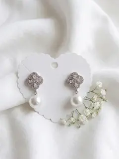 エレガントなパールとクリスタルのピアス