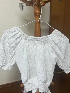ホワイト オフショルダー パフスリーブ シャツ