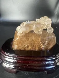 ルチルクォーツ 貔貅彫り　天然石　台座付き