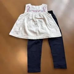 babygapホワイト刺繍トップスとネイビーパンツセット　2years