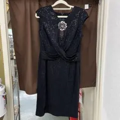 雷 伊太利屋 ビジュー付き 黒 ノースリーブ ひざ丈ワンピース サイズ7