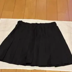 黒のミニプリーツスカート